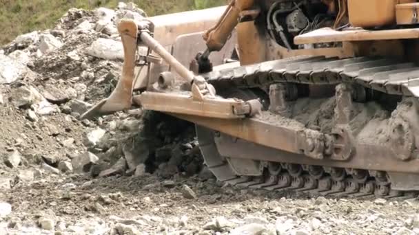 Bulldozer limpiando un camino de rocas de deslizamiento de tierra — Vídeos de Stock