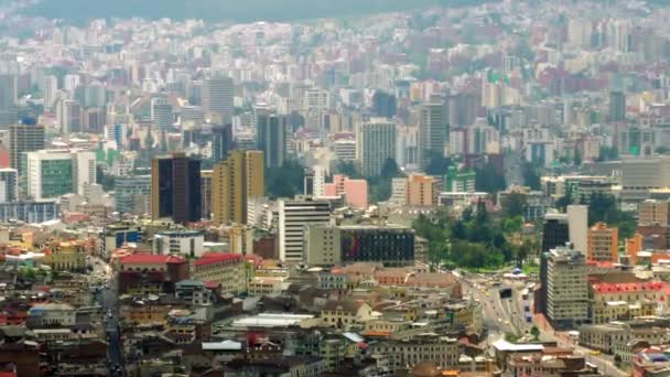 Μεγέθυνση πάνω από την σύγχρονη πλευρά της πόλης του Κίτο — Αρχείο Βίντεο