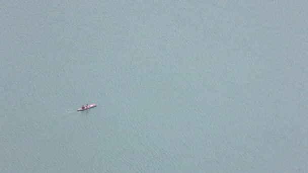 Canoa no lago tiro aéreo — Vídeo de Stock