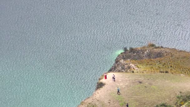 Visitante no Lago da Cratera Quilotoa — Vídeo de Stock