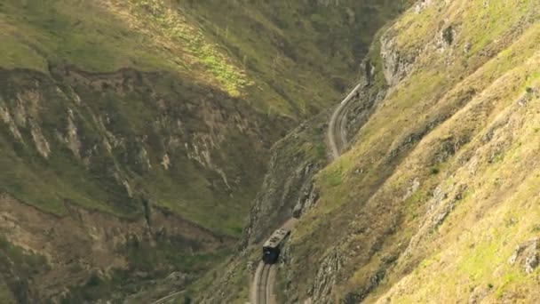 Colpo ad angolo alto del passaggio ferroviario di Nariz Del Diablo in Ecuador — Video Stock