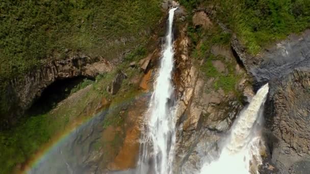 Agoyan twin waterfall mit regenbogen in ecuador — Stockvideo