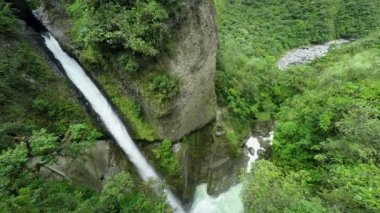 Pailon Del Diablo şelale geniş açı