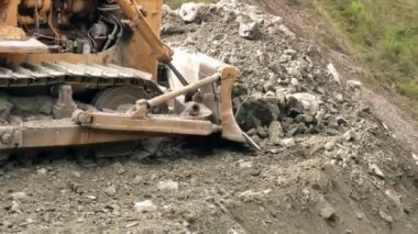 Kayalar nehre doğru iterek dünya taşıyıcı