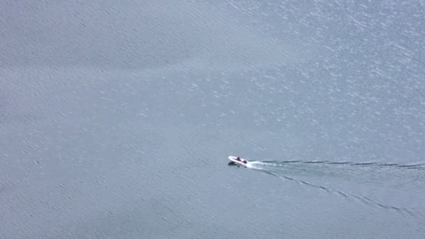 Barco de motor en el lago — Vídeos de Stock