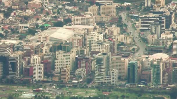 Quito Modern Building Panoramica a lunga distanza — Video Stock