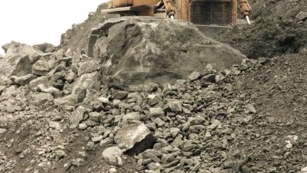 Bulldozer drabbas av enorma stenblock — Stockvideo