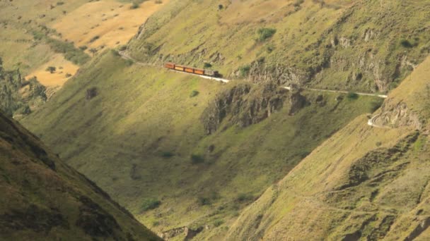 Train de haute altitude dans les Andes équatoriennes approchant Nariz Del Diablo 