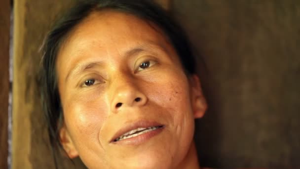 Mujer nativa americana contando la historia — Vídeo de stock