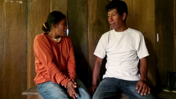 Quechua familj med dialogrutan — Stockvideo