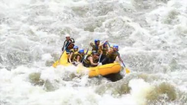 Whitewater nehir tekne ile insanlar Model yayın aşırı spor Rafting
