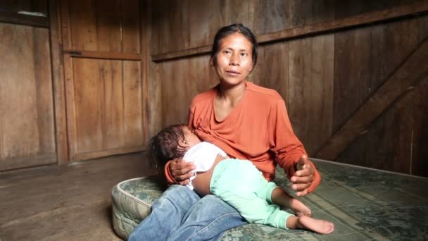 Madre cantando canción para su hijo — Vídeo de stock