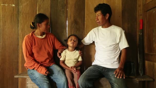 Familia quechua teniendo diálogo — Vídeos de Stock