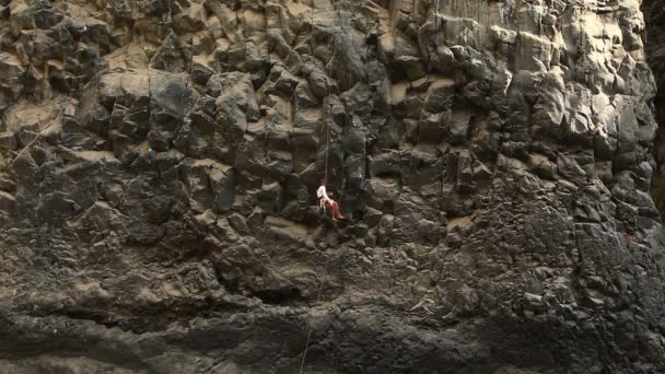 Escalador de rocas en Basalto Rock — Vídeo de stock