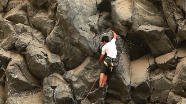 Escalador de rocas en Basalto Rock — Vídeos de Stock