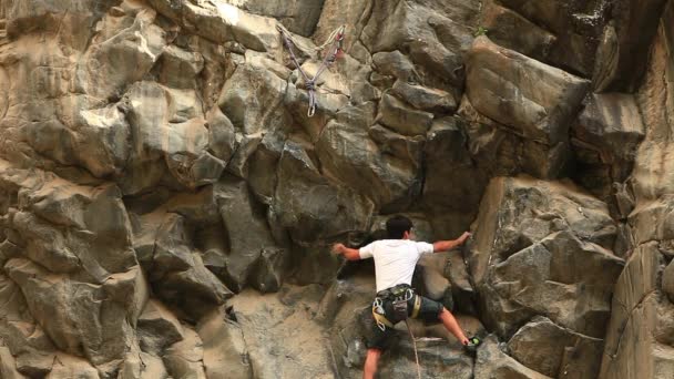 Fjellklatrer på basalt fjell – stockvideo