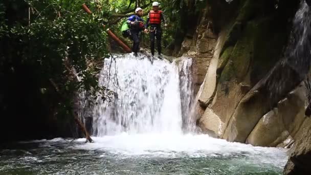 Salto de cascada en viaje de barranquismo — Vídeo de stock