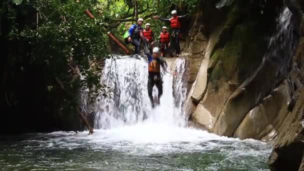 Wasserfall-Sprung auf Canyoning-Tour — Stockvideo