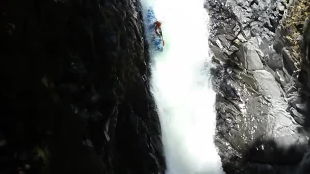 Kayak salto de cascada — Vídeo de stock