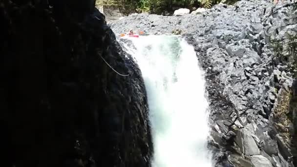 Wasserfall-Kajaksprung — Stockvideo