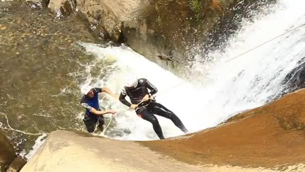 Wasserfall seilt sich auf Canyoning-Tour ab — Stockvideo