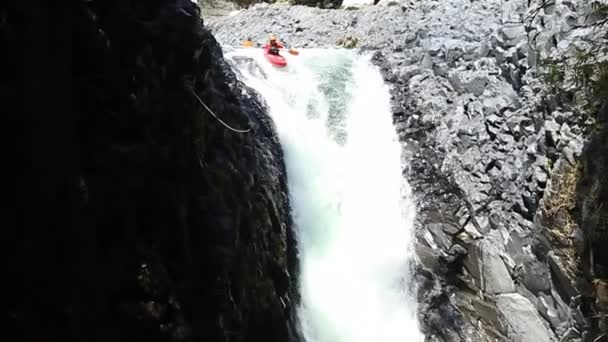 Wasserfall-Kajaksprung Zeitlupe — Stockvideo