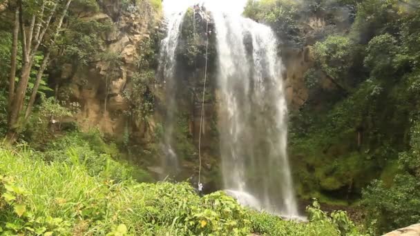 Vodopád, slaňování na cestě Canyoning — Stock video