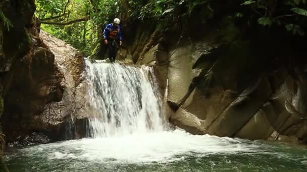 Flick Flack op Canyoning reis — Stockvideo