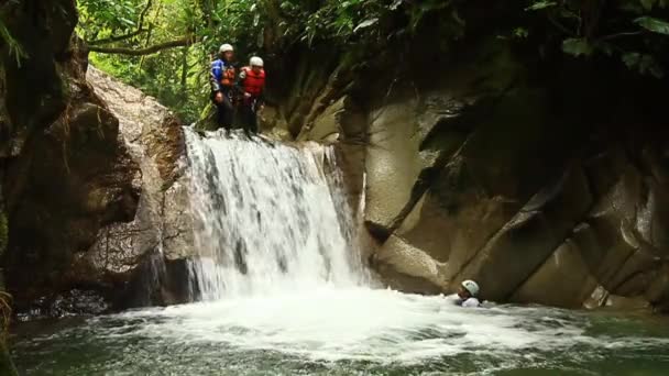 Salto de cascada en viaje de barranquismo — Vídeo de stock