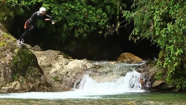 Wodospad zabawy na Canyoning wycieczka — Wideo stockowe