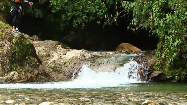 Cachoeira divertido em Canyoning viagem — Vídeo de Stock