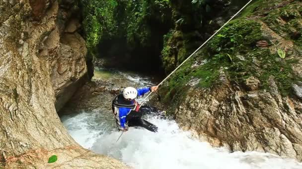Waterval Rappeling op Canyoning reis — Stockvideo