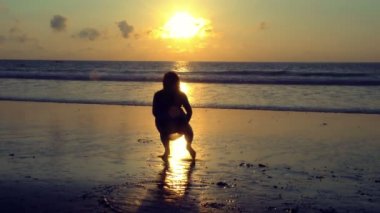 Sahilde zarif tombul kadınla