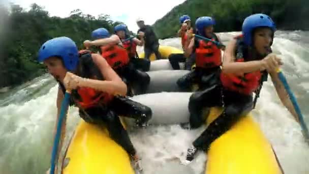 Rio Rafting barco com equipe de meninas — Vídeo de Stock