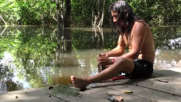 Hombre Indígena Limpieza de pescado — Vídeos de Stock