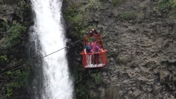 Turistas en teleférico sobre la cascada — Vídeo de stock