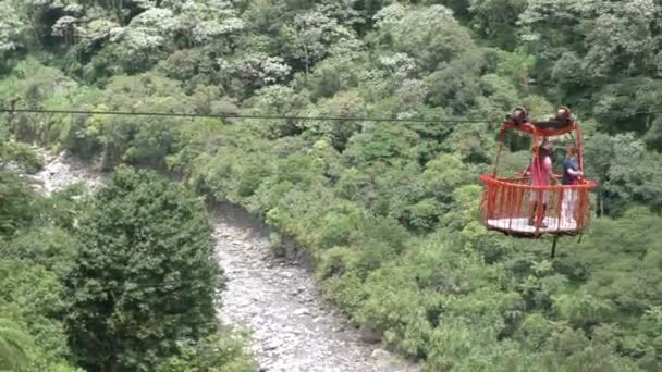 在瀑布缆车上的游客 — 图库视频影像