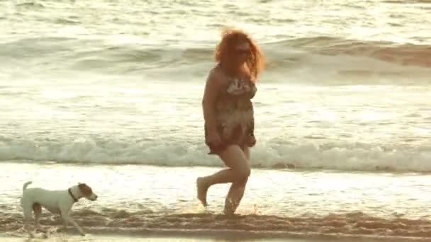 Elegante regordeta mujer en la playa — Vídeos de Stock