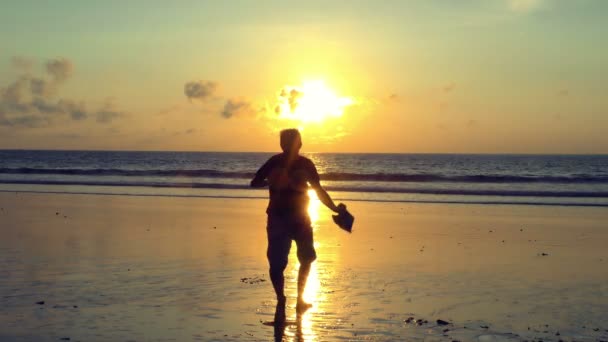 Gelukkig man op het strand — Stockvideo