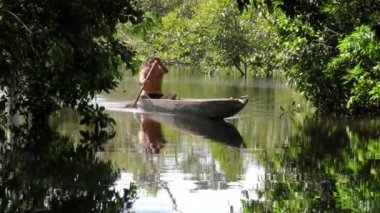 Amazon yerli ahşap Kano içinde
