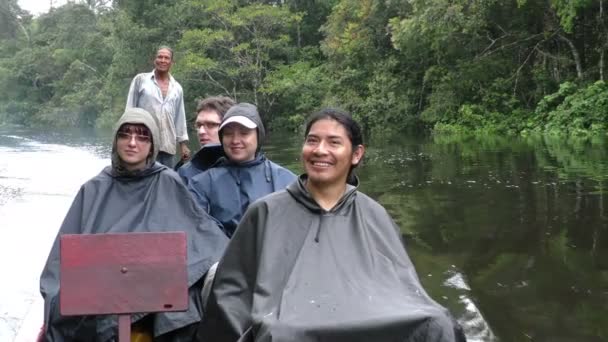 Personas en el río Cuyabeno — Vídeo de stock