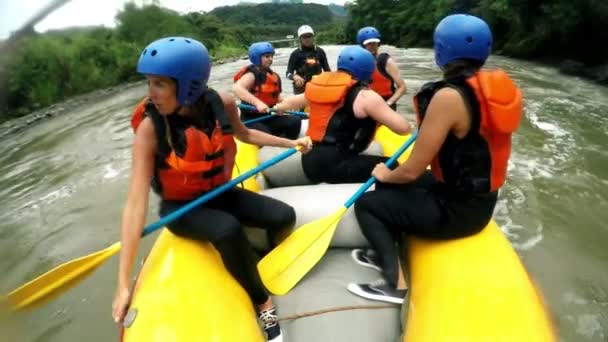 Záchrana technika rafting na divoké vodě — Stock video