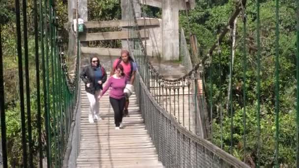 Turistas en puente suspendido — Vídeo de stock