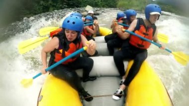 Beyaz su Rafting büyük dalgalar üzerinde