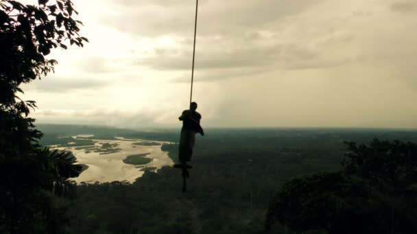 Schaukel über Amazonas-Wald — Stockvideo