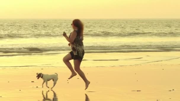 Vuxen kvinna att ha kul på stranden — Stockvideo