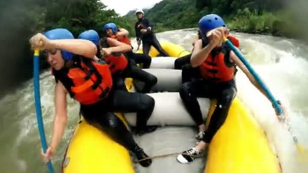 Salpicaduras inmersivas de rafting de agua blanca — Vídeos de Stock