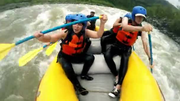 Rafting en eau vive rugueuse — Video