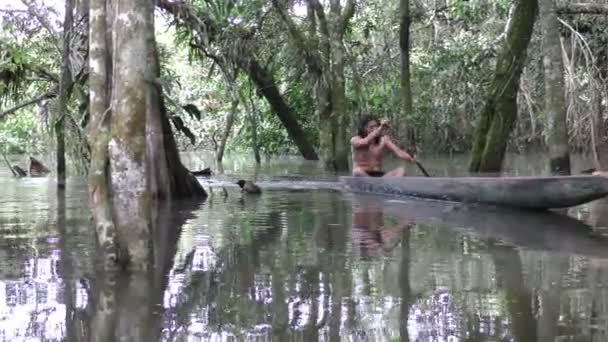 Cazador indígena en canoa de madera — Vídeos de Stock
