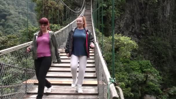 Chicas turísticas en la catarata Devils Caldero — Vídeo de stock